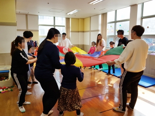 장애인주간보호센터 직원들이 발달장애아동들을 상대로 체육프로그램을 진행하는 모습(기사와 무관). ⓒ에이블뉴스DB